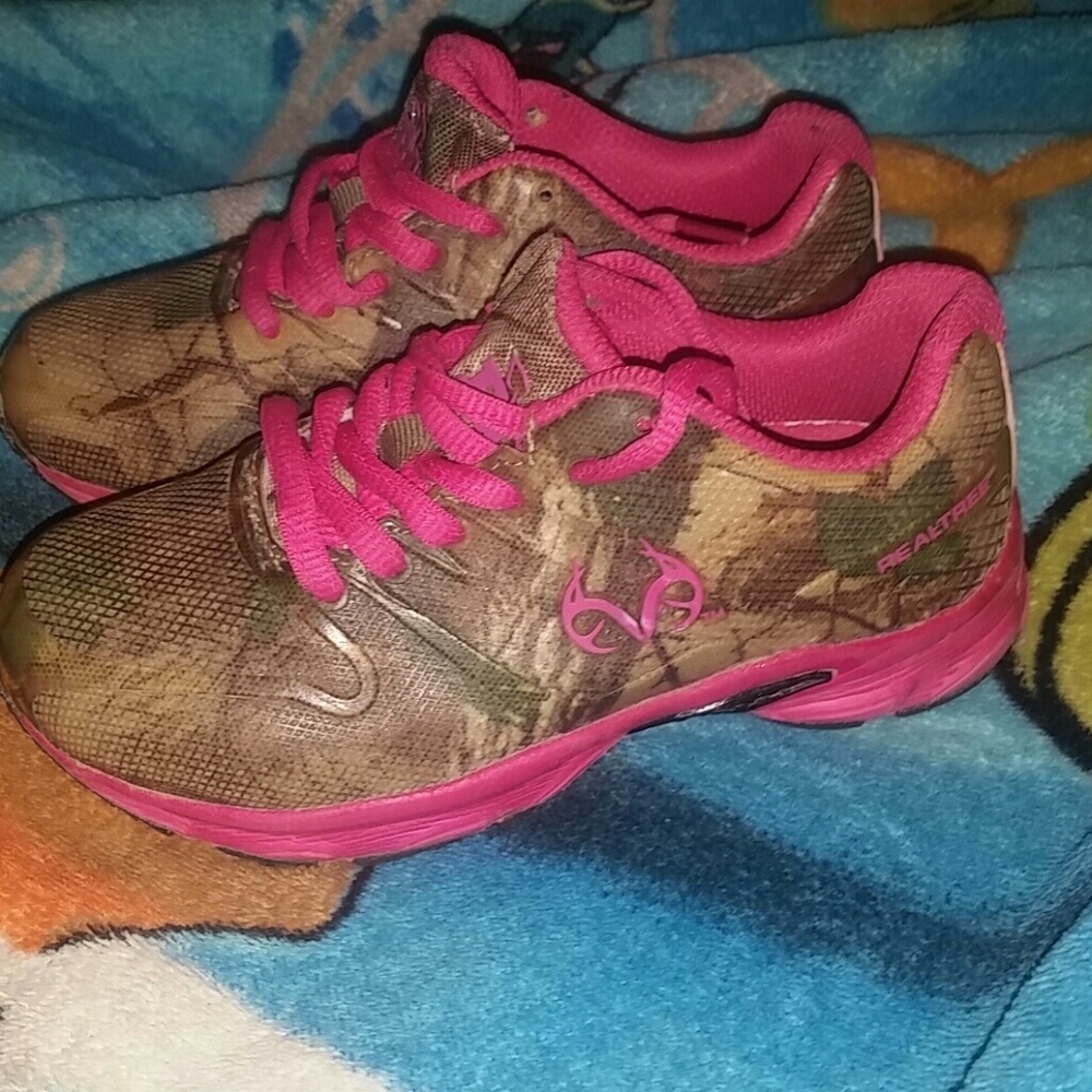Girls Realtree waterproof tennishoes